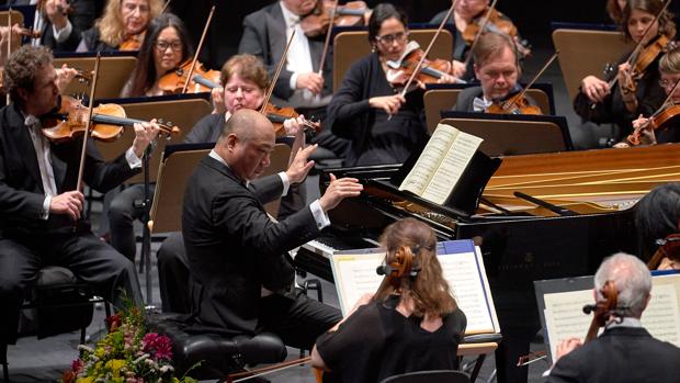 El pianista Xu Zhong actuó también como director de la Sinfónica