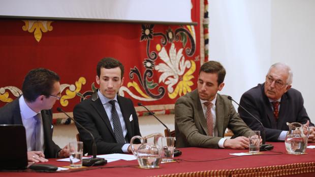 Los toreros, junto al periodista sevillano Emilio Trigo y al director de la Escuela Taurina de Sevilla, Miguel Serrano