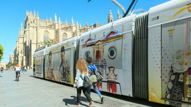 El tranvía que recorre desde hoy y hasta el 15 de abril el centro de Sevilla -