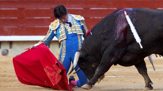 Andrés Roca Rey inicia de rodillas su faena al tercero de Juan Pedro Domecq