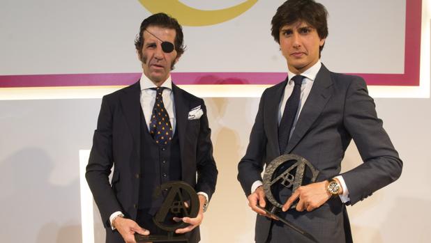 Juan José Padilla y Anrés Roca Rey posan con el trofeo de ABC