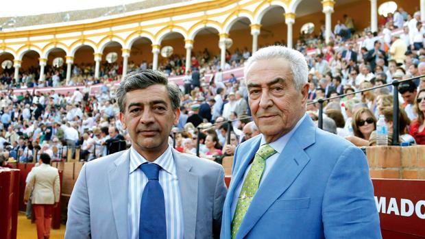 El cirujano jefe de Sevilla, Octavio Muler, junto a Ramón Vila
