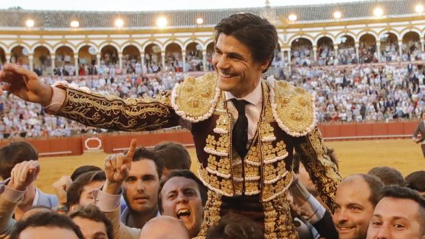 Pablo Aguado, saliendo por la Puerta del Príncipe tras su faena en la Maestranza