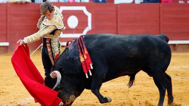 El Juli, en el inicio de un pase de pecho
