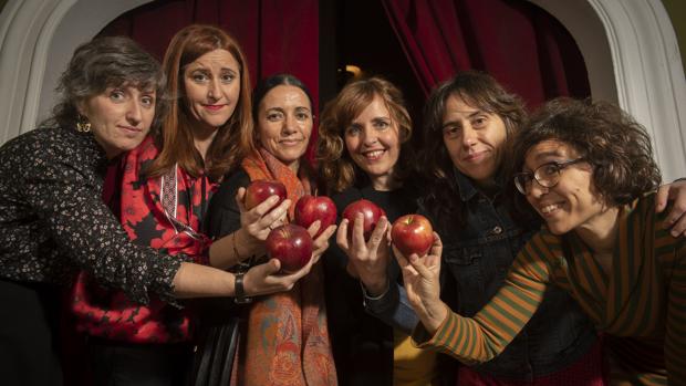Deborah Macías, Ana Graciani, Eva Yerbabuena, Mafalda Bellido, Ana Zamora y Lucía Miranda, en el teatro Reina Victoria de Madrid