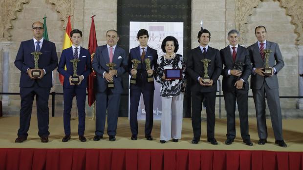 Foto de familia de los premios entregados este martes