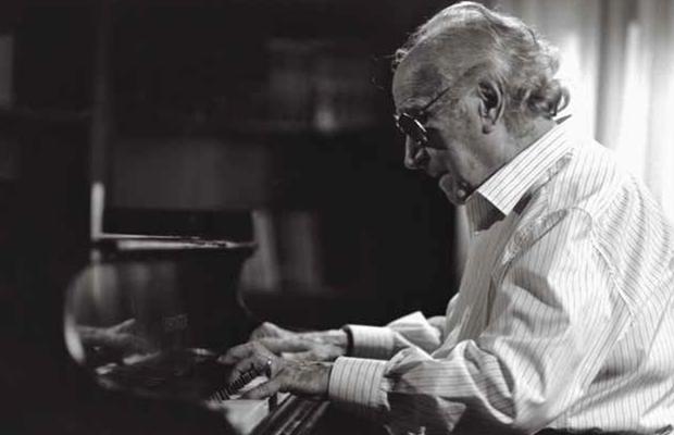Joaquín Rodrigo, al piano en una imagen del documental canadiense «Shadows & Light»