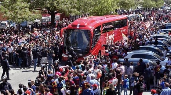 Así ha sido la llegada del autobús del Granada a Los Cármenes