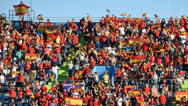 Aficionados en el Coliseum Alfonso Perez de Getafe viendo el amistoso España-Georgia