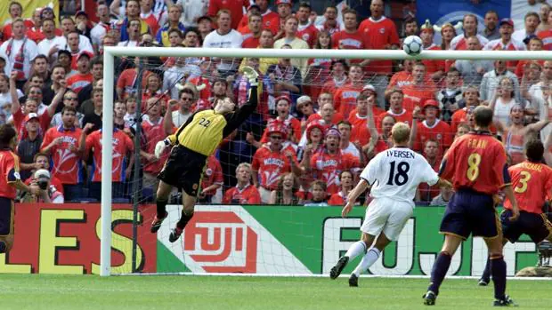 Imagen del España-Noruega de la Euro 2000, única derrota de la selección en un estreno