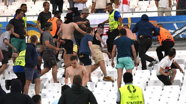 Varios aficionados ingleses protagonizaron diversos incidentes durante el partido ante Rusia