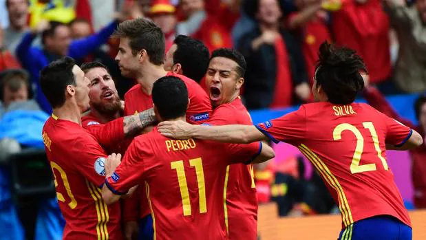 Los jugadores de España abrazan a Piqué tras su gol a la República Checa