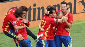 Iniesta y Piqué le dan el triunfo a España