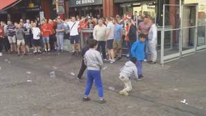 Hooligans ingleses humillan a unos niños en Lille