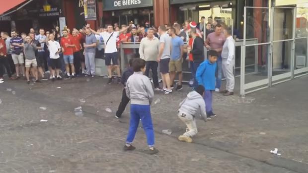 Hooligans ingleses humillan a unos niños en Lille