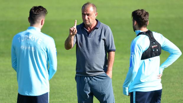 Fatih Terim da instrucciones a dos de sus jugadores