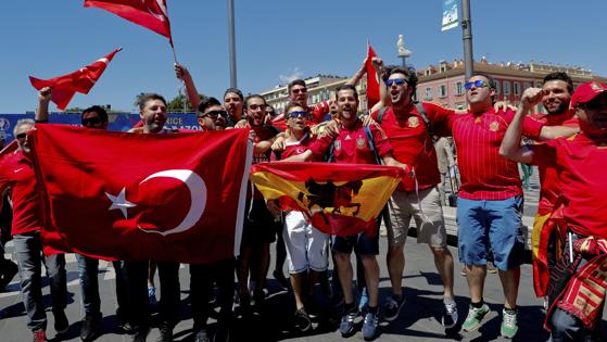 Aficionados turcos y españoles antes del partido