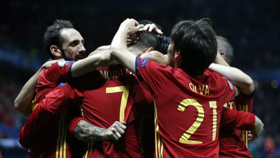 Celebración de los jugadores españoles en el gol de Morata