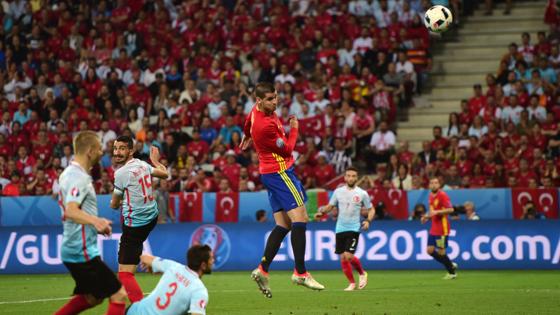Remate de cabeza Morata que ha supuesto el primer gol de España