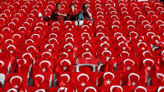 Los aficionados turcos tienen preparado un tifo para esta noche