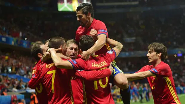 España celebra un gol ante Turquía