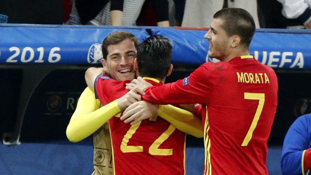 Nolito y Moerata se abrazan a Casillas