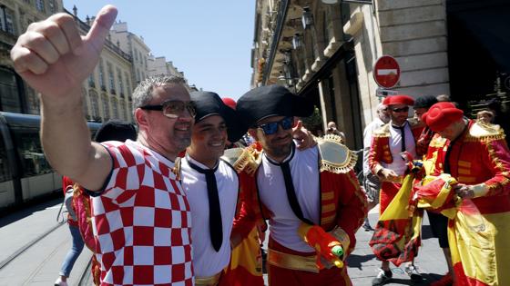 Las aficiones de Croacia y España, hermanadas