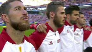El extraño gesto de Piqué mientras sonaba el himno español