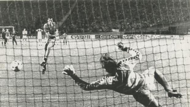 Manuel Sarabia anota el último penalti frente a Dinamarca en la semifinal de la Eurocopa de 1984