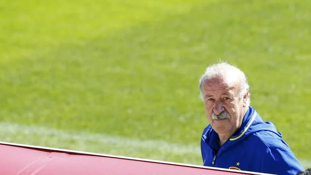 Italia-España: 
Del Bosque juega al despiste: «España, conmigo o sin mí»
