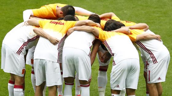 El equipo español hace piña antes de comenzar el Italia-España