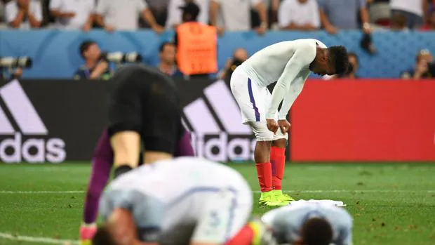 Los jugadores ingleses desolados tras la eliminación de la Eurocopa
