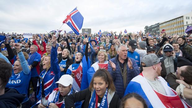 Una multitud de fans islandeses celebran el pase a cuartos de la Eurocopa