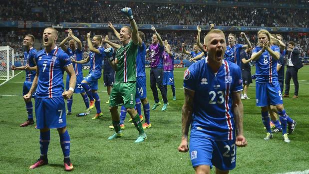 Los jugadores de Islandia, eufóricos tras su victoria