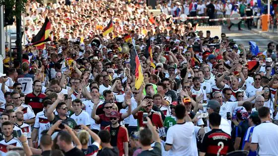 Numerosos seguidores germanos en los aledaños del estadio