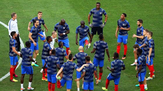 Los jugadores franceses calientan antes de la semifinal