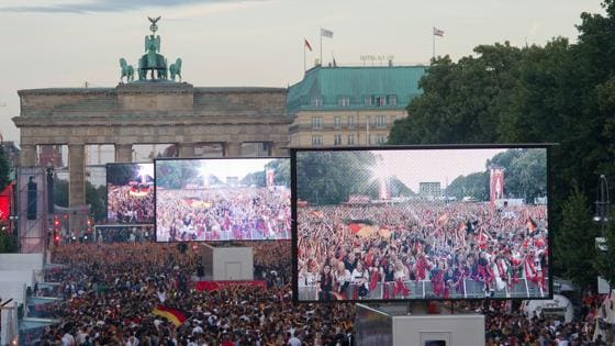Los aficionados alemanes ven la semifinal en las pantallas gigantes instaladas en los Campos Elíseos