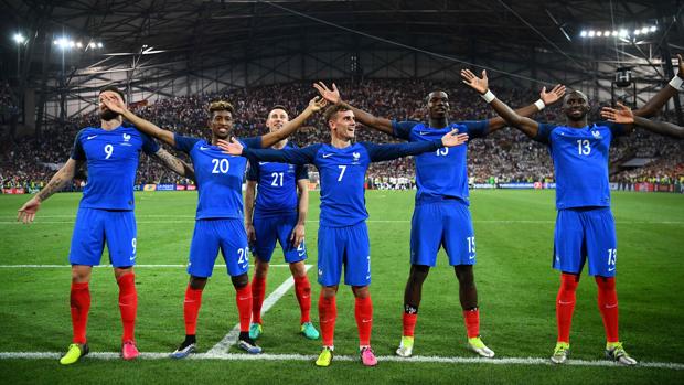 Los jugadores de Francia celebran el pase con sus aficionados