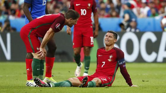 Cristiano Ronaldo llora de impotencia por la lesión sobre el césped de Saint-Denis