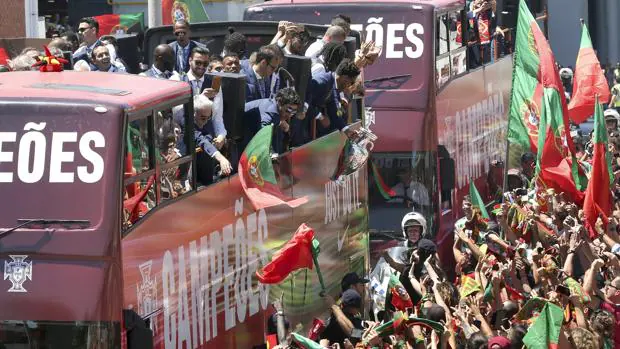 Los jugadores campeones de la Eurocopa 2016 son aclamados por la afición a su llegada a Lisboa en Portugal