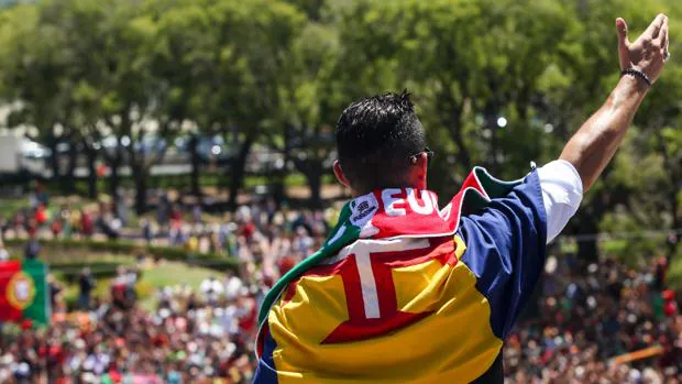 Cristiano Ronaldo saluda a los aficionados en Lisboa