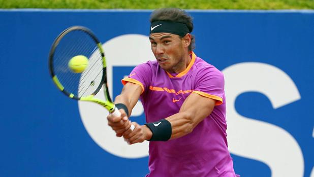 Nadal golpea de revés ante Zeballos