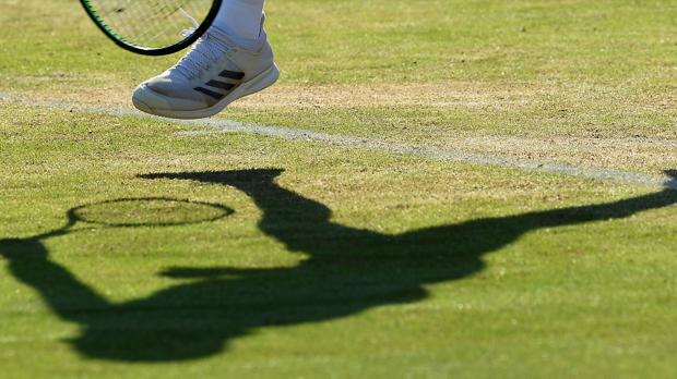 Silueta detalle de Lucas Pouille durante su partido ayer