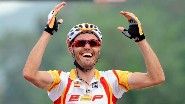 Samuel Sánchez celebra el oro en Pekín 2008