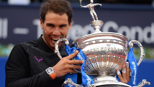 Rafael Nadal, con el trofeo Conde de Godó
