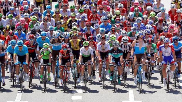 El pelotón rodando durante la segunda etapa de La Vuelta 2018