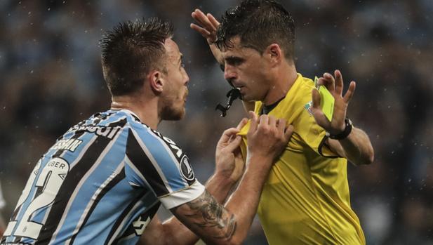 Los jugadores del Gremio protestaron amargamente la decisión del árbitro
