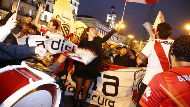 La afición de River se reunió en la emplemática Puerta del Sol de Madrid