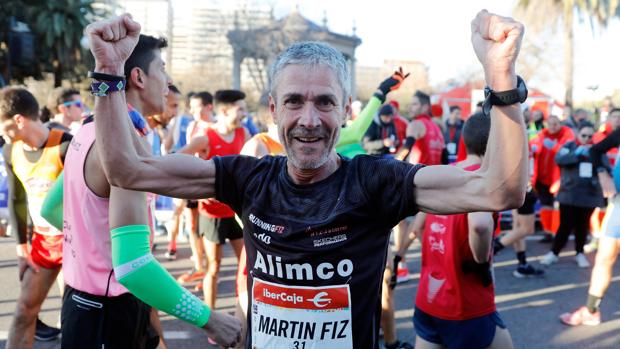 Martín Fiz celebra en meta su récord mundial de 10 kilómetros para mayores de 55 años