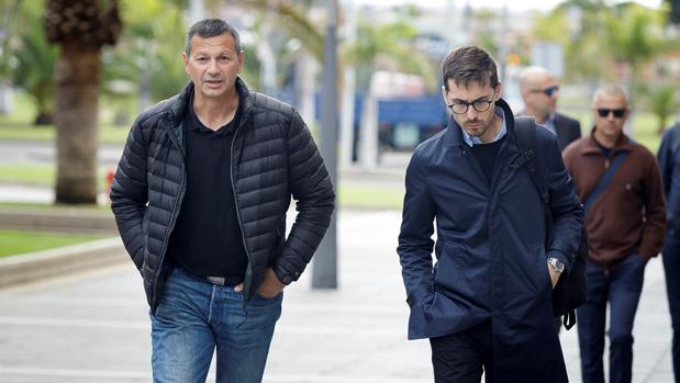 Antonio Peñalver, izquierda, a su llegada al juicio contra Miguel Ángel Millán
